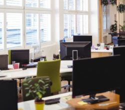 open space avec des bureaux vides