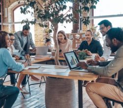 Des personnes travaillant dans un espace de coworking