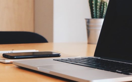 bureau avec un ordinateur