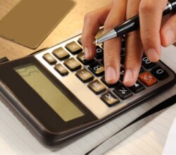 photo d'une personne utilisant une calculatrice