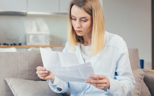 Image d'une femme faisant ses factures
