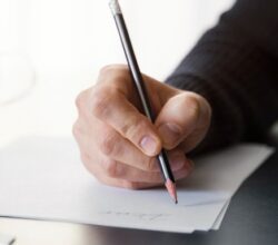 homme écrivant une lettre