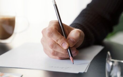 homme écrivant une lettre