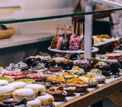Photo d'un local commercial d'une boutique de donuts