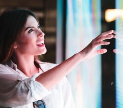 Photo d'une femme regardant un écran dans une vitrine de magasin