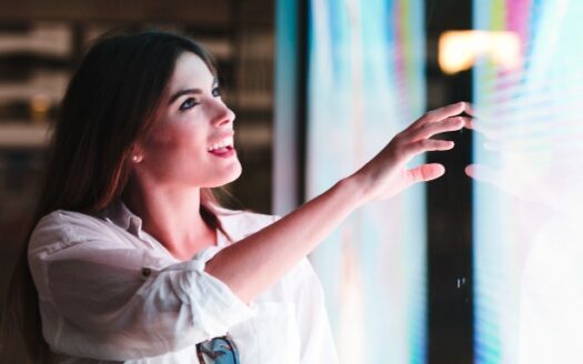 Photo d'une femme regardant un écran dans une vitrine de magasin