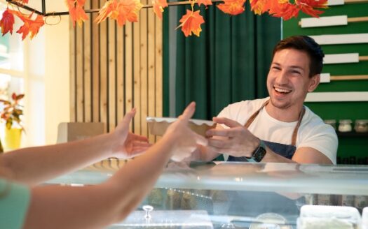 Photo d'un homme qui vend un produit